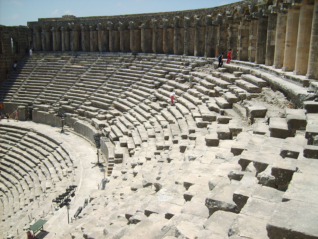 Aspendos Tiyatrosu oturma alanları / Dök Mimarlık  