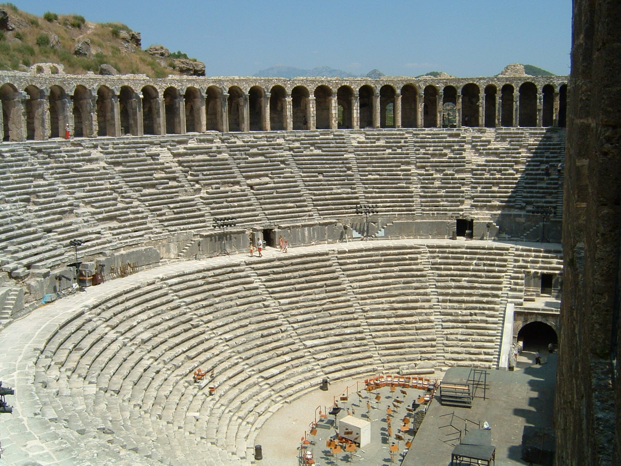 Aspendos Tiyatrosu oturma alanları ve amfi / Dök Mimarlık  