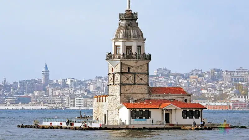 Kız Kulesi ve onu gözetleyen Galata Kulesi / Dök Mimarlık