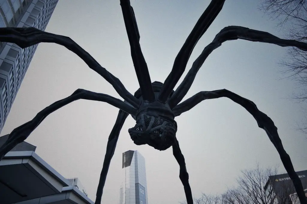 a spider statue in bilbao