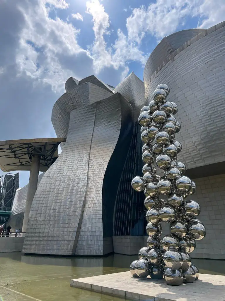 tall tree and the eye in bilbao