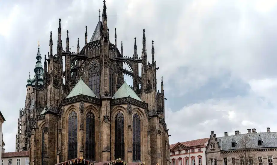 Architettura gotica: le guglie di Notre-Dame che pugnalano le nuvole per il Wi-Fi divino.