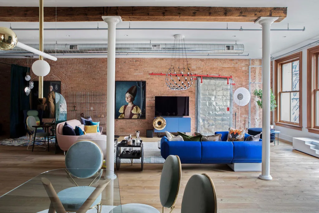 Architecture industrielle – Soho Loft avec des conduits exposés et un côté de Toast à l'avocat.