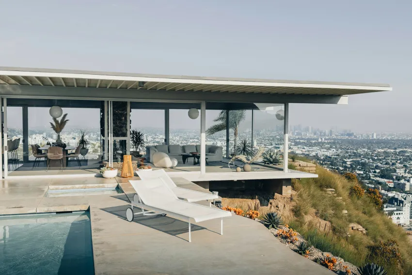 Arquitectura moderna de mediados de siglo: las paredes de vidrio de Stahl House que enmarcan LA como una postal antigua.