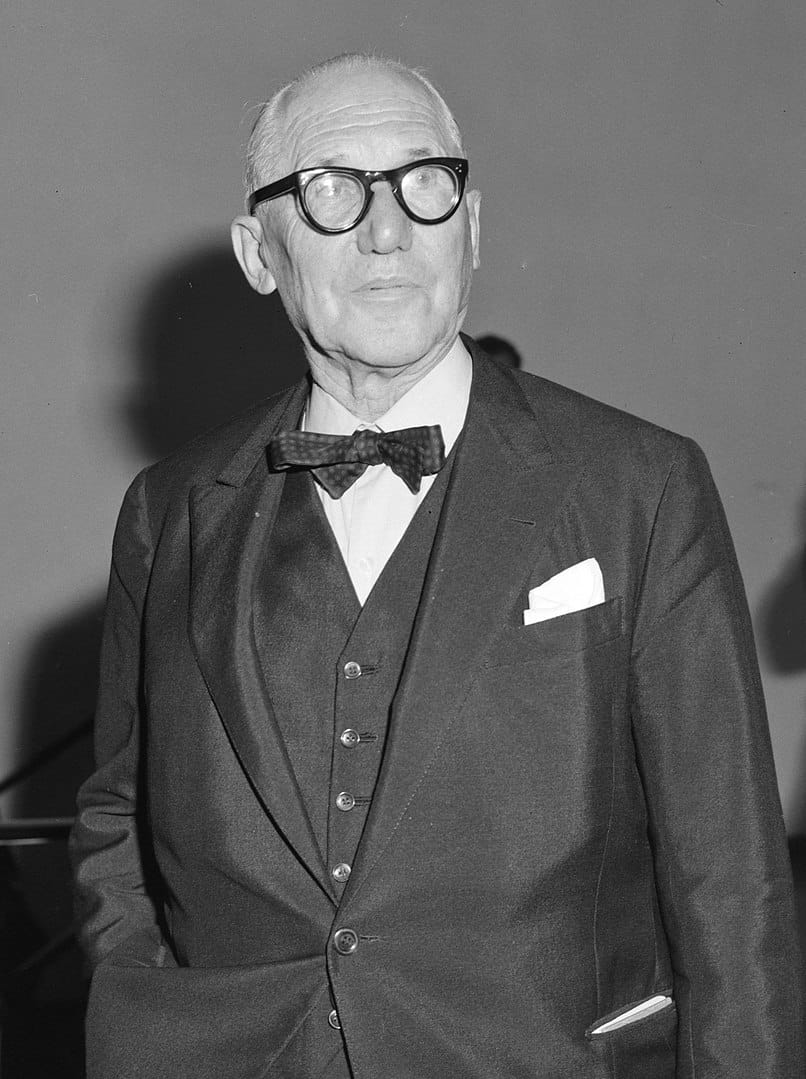 Le Corbusier, de son vrai nom Charles-Édouard Jeanneret, est né le 6 octobre 1887 à La Chaux-de-Fonds, en Suisse, et mort le 27 août 1965 à Genève, en France. Considéré comme l'un des pionniers de l'architecture moderne, Le Corbusier est particulièrement connu pour ses contributions au design fonctionnel et au développement d'un nouveau langage architectural. Il a réalisé de nombreuses œuvres dans les domaines de l'urbanisme, de l'architecture et du design industriel. Parmi ses projets les plus connus figurent la Villa Savoye, l'Unité d'Habitation et la planification de Chandigarh. Le Corbusier est devenu le symbole du modernisme avec sa philosophie de "vivre comme une machine" en architecture.
