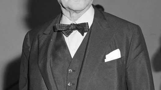 ル・コルビュジエ(本名シャルル=エドゥアール・ジャンヌレ)は、1887年10月6日にスイスのラ・ショー・ド・フォンで生まれ、1965年8月27日にフランスのジュネーブで亡くなった。 近代建築のパイオニアの一人とされるル・コルビュジエは、機能的デザインと新しい建築言語の開発への貢献で特に知られる。 都市計画、建築、工業デザインの分野で多くの作品を残した。 代表作にヴィラ・サヴォワ、ユニテ・ダビタシオン、チャンディーガルの都市計画などがある。 ル・コルビュジエは、建築における「機械のように生きる」という哲学によって、モダニズムの象徴となった。