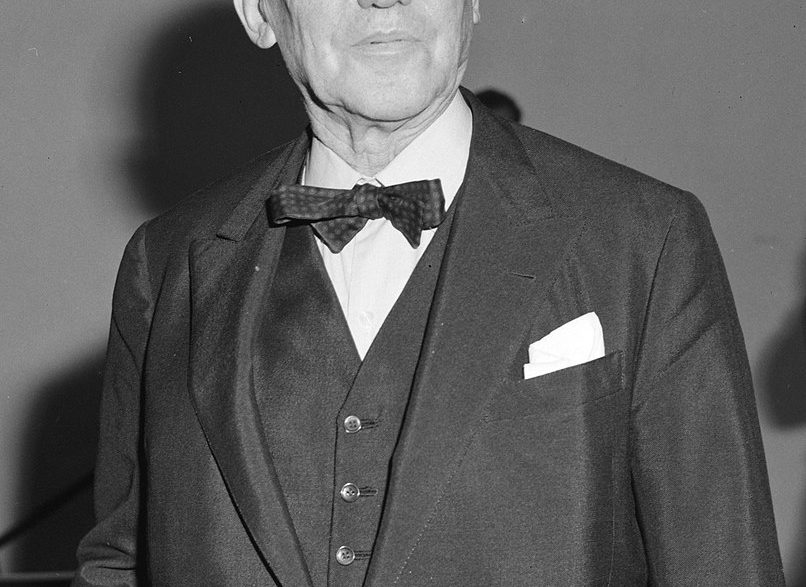 ル・コルビュジエ(本名シャルル=エドゥアール・ジャンヌレ)は、1887年10月6日にスイスのラ・ショー・ド・フォンで生まれ、1965年8月27日にフランスのジュネーブで亡くなった。 近代建築のパイオニアの一人とされるル・コルビュジエは、機能的デザインと新しい建築言語の開発への貢献で特に知られる。 都市計画、建築、工業デザインの分野で多くの作品を残した。 代表作にヴィラ・サヴォワ、ユニテ・ダビタシオン、チャンディーガルの都市計画などがある。 ル・コルビュジエは、建築における「機械のように生きる」という哲学によって、モダニズムの象徴となった。