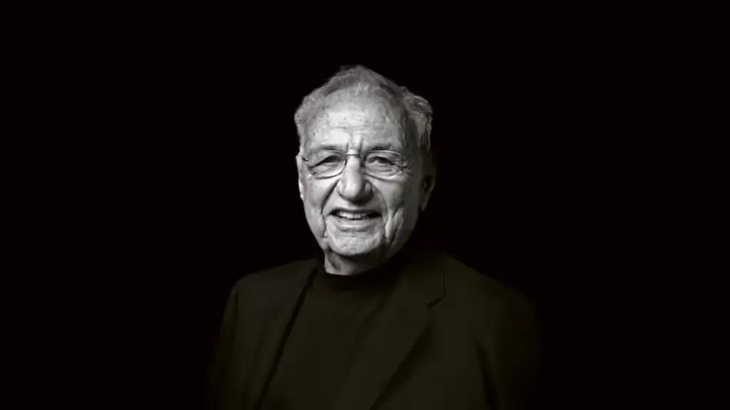 Frank Gehry est né le 28 février 1929 à Toronto, au Canada, et est connu comme l'un des noms les plus novateurs de l'architecture moderne. Connu pour ses conceptions qui vont au-delà des formes architecturales traditionnelles, Gehry a créé des structures remarquables en utilisant des formes organiques et fluides. Parmi ses œuvres les plus connues figurent le musée Guggenheim de Bilbao, le Walt Disney Concert Hall et la Dancing House. Gehry est reconnu pour son utilisation inhabituelle des matériaux et ses innovations structurelles en architecture et est considéré comme l'une des icônes de l'architecture moderne. Il a remporté le prix d'architecture Pritzker en 1989.